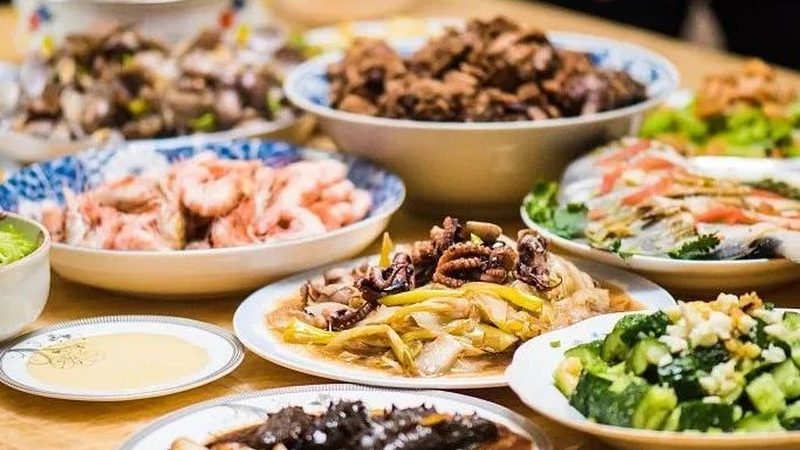 虽然速冻食品的保质期较长，但在食用前仍需注意以下几点：