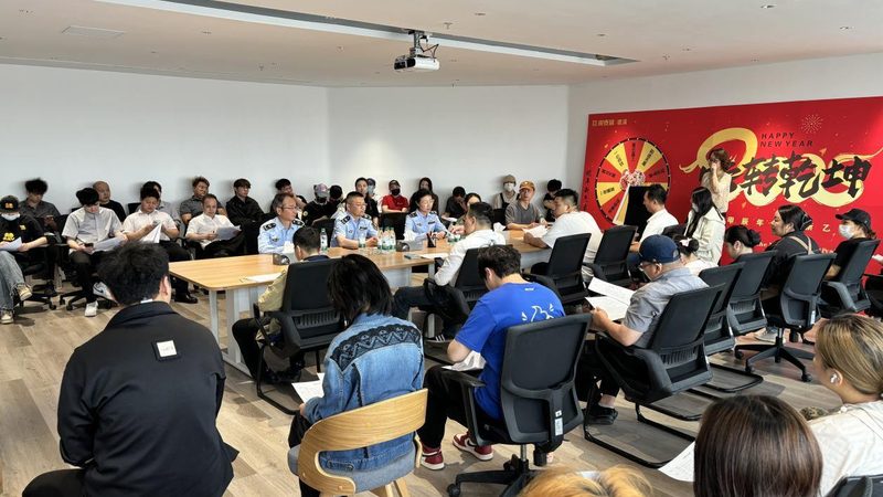 小标题：厨房台面乱象：调味瓶的烦恼